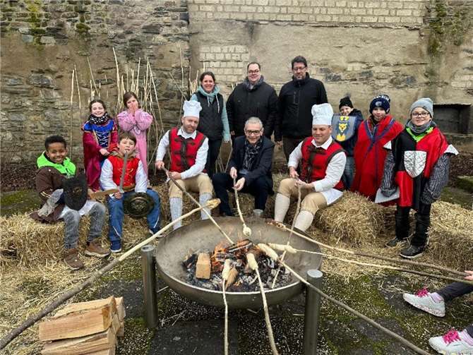 Vor der traumhaften Kulisse der Andernacher Burgruine wurde stilecht Stockbrot gebacken. Foto: Dr. Kai Seebert
