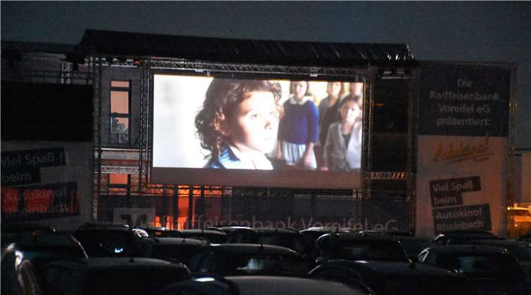 Vor der vier mal acht Meter großen Leinwandstanden die Fahrzeuge in gebührendem Abstand. Fotos. EICH