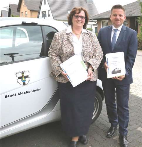 Vor einem Dienstwagen der Stadt Meckenheim präsentieren der 1. Beigeordnete Holger Jung und Stadtkämmerin Pia-Maria Gietz das Zahlenwerk. -StF-