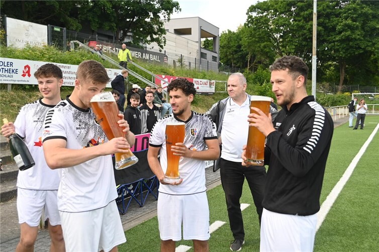 Vor einem Jahr wurde der Aufstieg in die Rheinlandliga gefeiert. Nun geht es für den SV Eintracht Mendig zurück in die Bezirksliga Mitte. Foto: SK