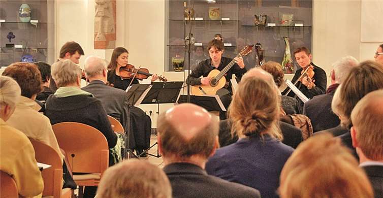 Vor einem ausverkauften Haus präsentiert sich das Kölner Klassik Ensemble am Silvesterabend in den Räumen des Himmeroder Hofes. STEIN