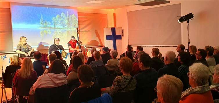 Vor einem bis auf den letzten Platz gefüllten Großen Ratssaal begeisterte das Ensemble mit Volksliedern aus dem finnischen Teil Kareliens – melodieführend vom Notka-Akkordeon Kivimäkis und in einer einzigartigen Kombination von Tradition und Moderne, die von der finnischen Geschichte inspiriert ist.  Foto: VG-Verwaltung Mendig