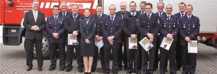 Vor einem ihrer Feuerwehrfahrzeuge präsentierten sich die beförderten Kameraden des Löschzuges. DL