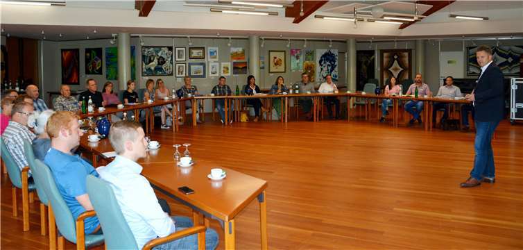 Vor einem interessierten Publikum erläuterte Referent Joachim Klein bei der jüngsten Rhein-Lahn-Akademie viel Wissenswertes „Rund um Soziales“. Foto: Uwe Rindsfüßer