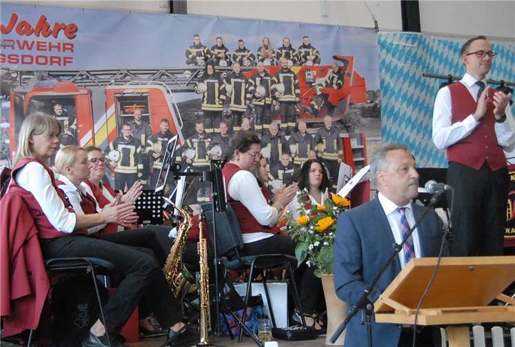 Das erste große Fest nach der Fusion der Verbandsgemeinden Vor einer Großaufnahme des Löschzugs Rengsdorf hatten die Blocker Musikanten ihre Instrumente ausgepackt und das Fest musikalisch begleitet.