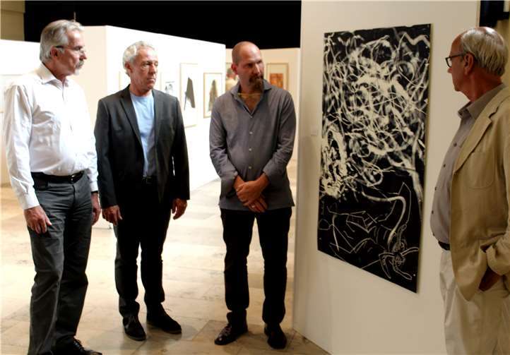 Vor einer Lithografie von Bernhard Lochmann erläuterten Martin Gredler und Michael Royen dem Stadtchef und dem Vorsitzenden des Kunstvereins, Norbert Boden, die Drucktechnik.
