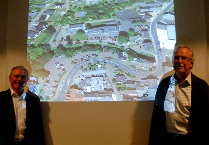 Vor einer Luftaufnahme der jetzigen Ansicht der Saynbachaue entlang der Bahnhofstraße erklärten Stadtbürgermeister Rolf Jung (links) und Stadtplaner Friedrich Hachenberg die Vision eines neuen, lebendigen Stadtviertels. KER