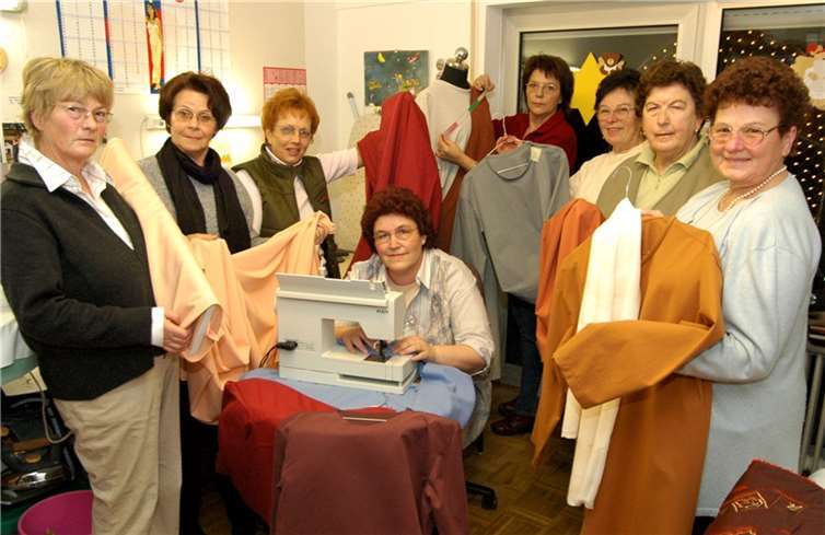 Vor einer Passion rattern überall die Maschinen der Näherinnen.