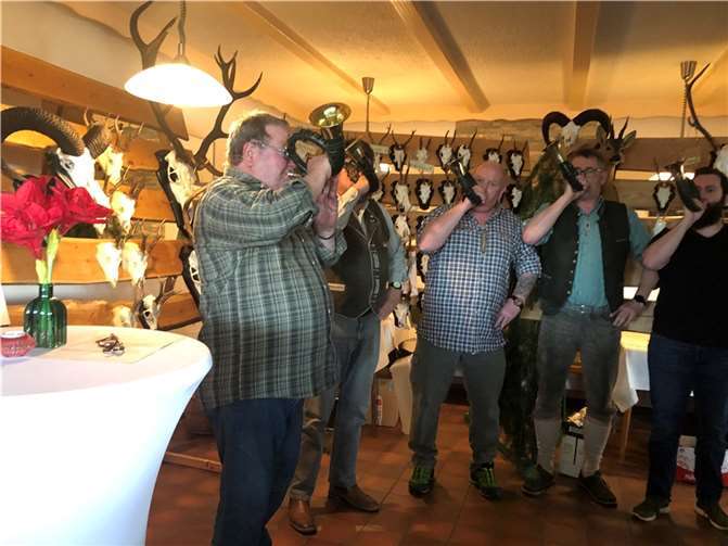 Vor einer gut bestückten Trophäenwand verbliesen die Jagdhornbläser in Mittelstrimmig die Strecke.  Foto: Marlies Berger