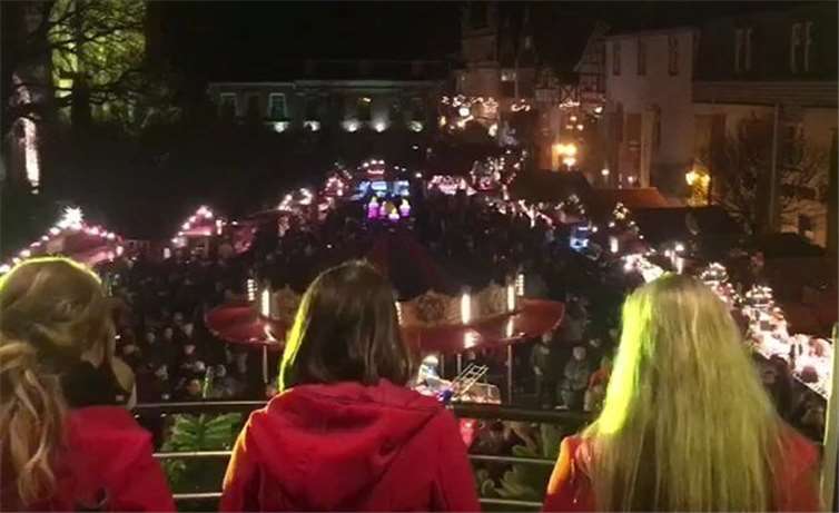 Vor einer traumhaften Kulisse sorgten die Sängerinnen für weihnachtliche Stimmung.privat