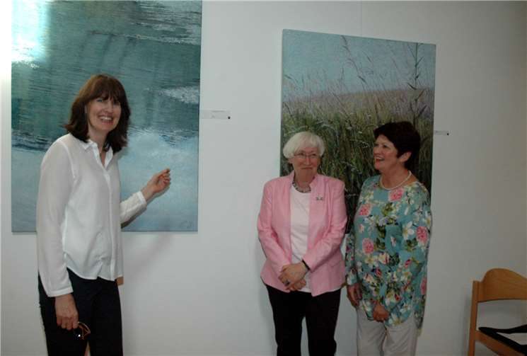 Vor einigen Bildern zeigten sich (von links) Künstlerin Edith Schumacher-Reinhard, Gisela Freier und Dietlind Greifenhagen (Vorsitzende EifelArt).