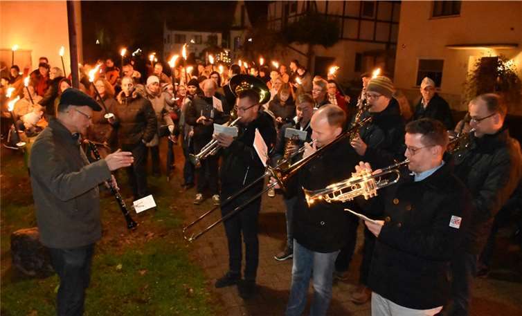 Vor etwa 150 Fackelzugteilnehmern spielte derMusikverein Wiedklang an jeder der sieben Attraktionen.