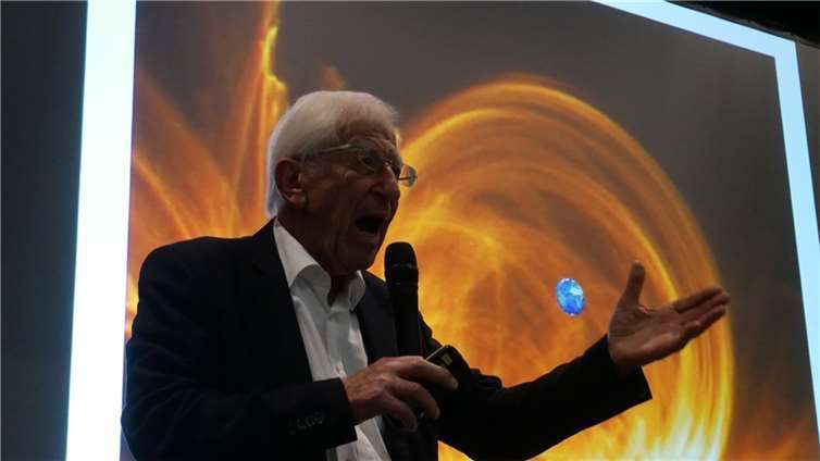 Vor etwa 250 Zuhörerinnen und Zuhörern ging Alt auf die tagesaktuellen Kriege und Krisen ein und erläuterte seine pazifistischen Lösungsansätze. Foto: privat