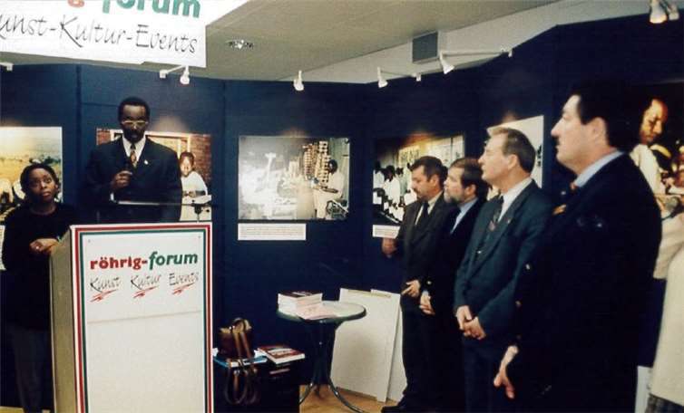 Vor genau 20 Jahren - als die röhrig-forum Kulturbühne an den Start ging - fand die erste Ruanda-Ausstellung „Augenblicke“ statt, die vom damaligen Innenminister Walter Zuber und dem Botschafter von Ruanda eröffnet wurde. Jetzt zum Jubiläum gibt es viele Überraschungen in einer neuen Ausstellung. forum@roehrig-bauzentrum.de