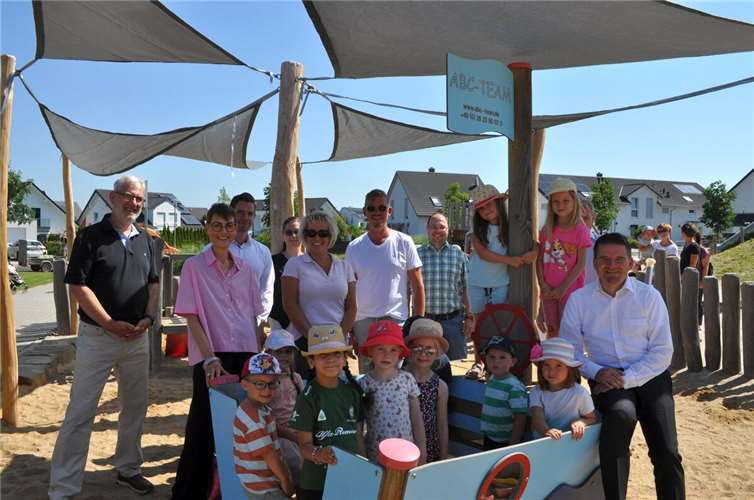 Vor genau drei Jahren wurde das Sonnensegel am Spielplatz im Merler Winkel installiert - ein Projekt, das nicht nur Schatten spendet, sondern auch ein starkes Zeichen für das Engagement und den Zusammenhalt in Merl setzt. Foto: Stadt Meckenheim