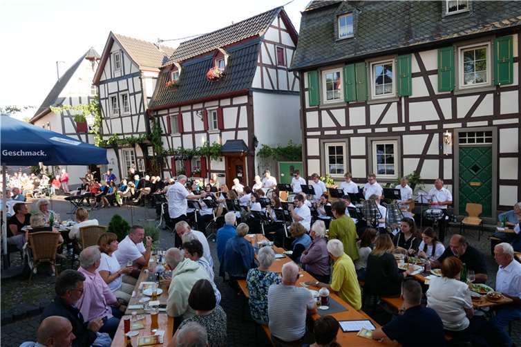 Vor großem Publikum und der malerischen Kulisse Erpels heizte das Tambour-Corps den vielen Gästen ein.  Fotos: CD