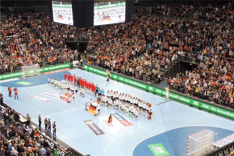 Vor großer Kulisse standen die Kinder mit ihren Vorbildern auf dem Spielfeld. privat