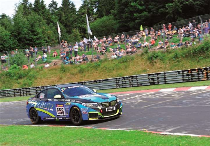 Vor großer Zuschauerkulisse rund um die Nürburgring Nordschleife sicherten sich Max Partl und Jörg Weidinger mit dem Eifelblitz den Sieg im BMW M235i Racing Cup.
