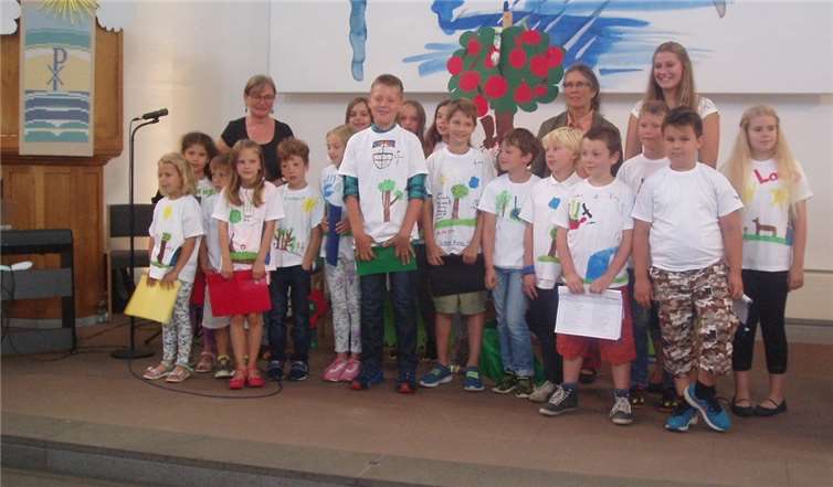 Vor gut gefüllten Kirchenbänken führten die Kinder das Singspiel auf und ernteten tosenden Applaus. Privat