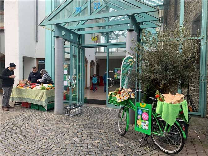 Vor, hinter und in der Passage wurden die Stände aufgebaut.