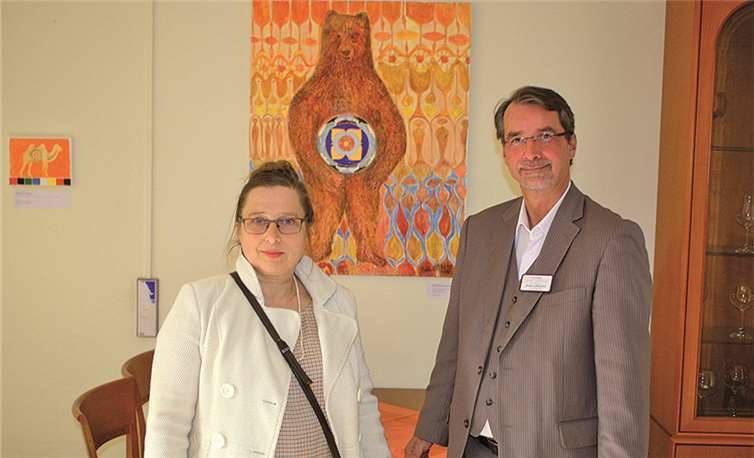 Vor ihrem Bild „Die intuitive Kraft des Bären“ stelltw Sven Lekowitz die Künstlerin Karin El Rhazi vor. DL