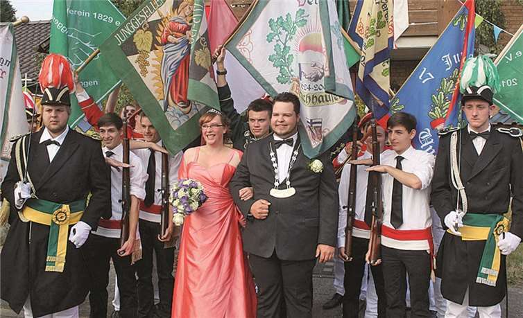 Vor ihrem Königshaus präsentierten sich die Nönghüüder Majestäten Johannes Selzer und Marie-Claire Arnolds am Samstag, bevor sie zum Königsball an den Festplatz kutschiert wurden. DL