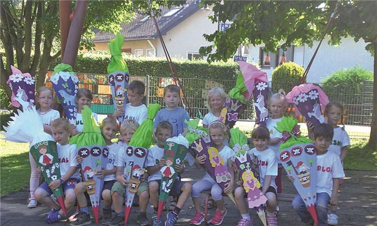Vor ihrem Start ins Ungewisse erhielten die Vorschulkinder von ihren Eltern selbst gemachte Schultüten.