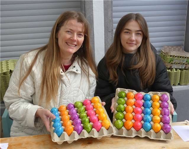 Vor ihrem amüsanten Aufeinandertreffen mussten die gefärbten Einsatzmittel am Osterstand erworben werden. TE