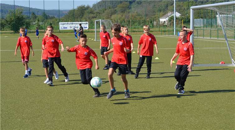 Vor ihrem ersten Spiel mussten sich die Nachwuchssportler einspielen, um anschließend gut aufgewärmt Vollgas geben zu können-