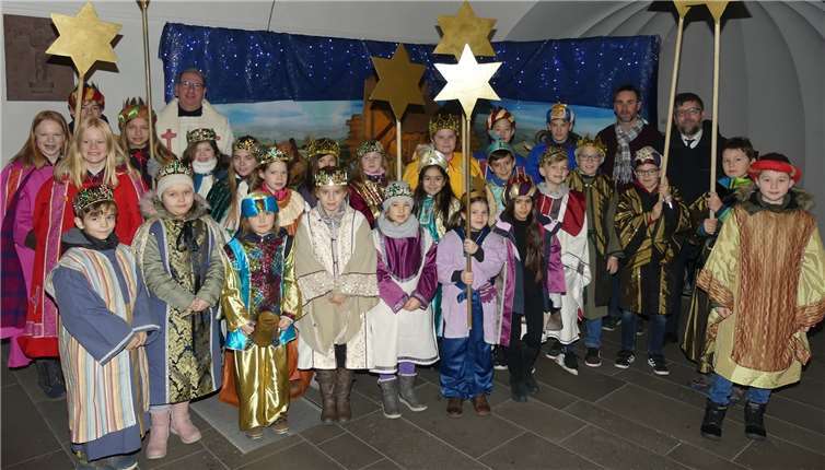 Vor ihrem frommen Rundgang trafen sich die jungen Spendensammler zu einem Wortgottesdienst in der Pfarrkirche St. Martin. Foto: TE