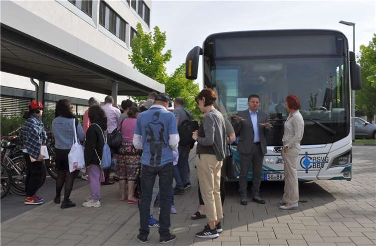Vor ihrer Abfahrt nach Siegburg nahm sich Bürgermeister Holger Jung (2.v.r.) Zeit für die ukrainischen Vertriebenen. Foto: Stadt Meckenheim