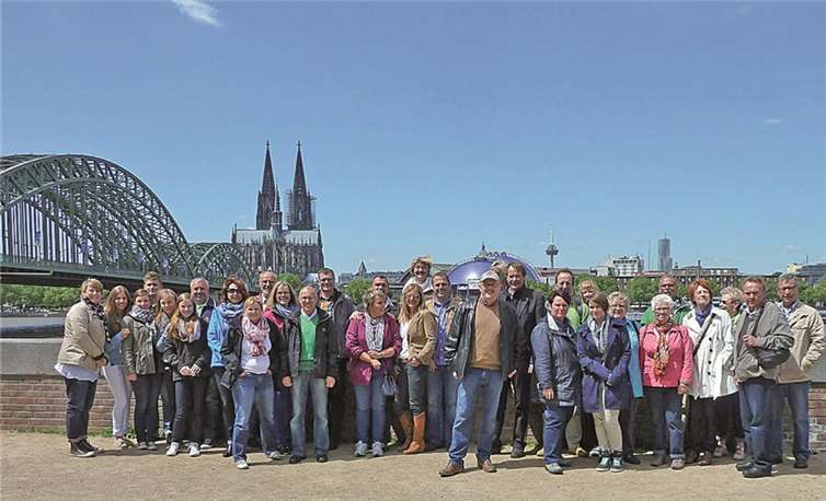 Vor imposanter Kulisse: die KG’ler aus Westum. privat