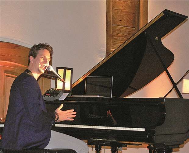 Vor jeder Passage stimmte der Künstler sein Publikum auf die traumhaften Klänge seines Spiels ein.