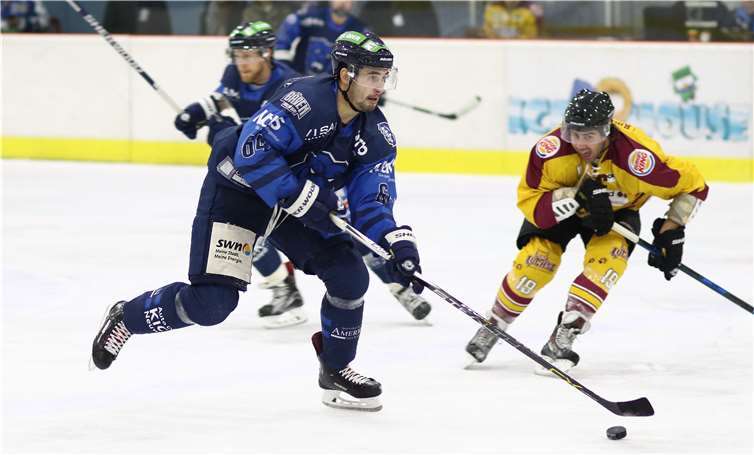 Vor knapp einem Monat setzten sich die Neuwieder Bären um Martin Brabec (am Puck) mit 5:4 gegen die Lauterbacher Luchse durch. Das dritte Aufeinandertreffen beider Teams am Freitag im Vogelsbergkreis wird die Premiere für den neuen EHC-Coach Daniel Benske und Lauterbachs zweites Spiel nach der Trennung von Topscorer Marko Sakic (im Hintergrund). Foto: EHC „Die Bären“ 2016