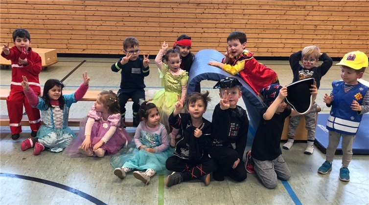 Vor kurzem kamen Prinzessinnen, Indianer, Clowns und eine bunte Kinderschar zur Brohler Turnhalle.Foto: privat