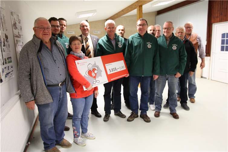Vor kurzem konnte der Leiter des Beratungs-Centers Remagen Frank Kremer den Spendenscheck auf dem Schützenplatz überreichen.Foto: privat
