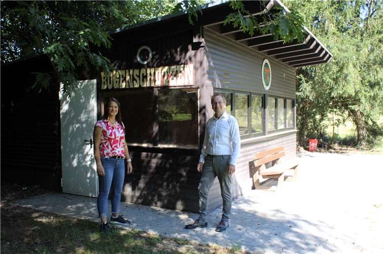 Vor kurzem konnte sich Bürgermeister Andreas Geron (r.) gemeinsam mit GEWI-Geschäftsführerin Sofia Lunnebach von den Fortschritten am Bogenschützenplatz überzeugen.