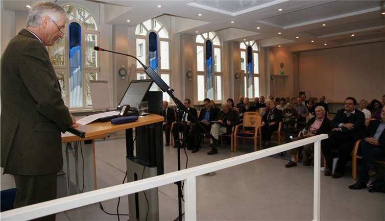 Vor mehr als 60 interessierten Tagungsteilnehmern eröffnete Privatdozent Dr. Rudolf Giertler am 15. November die Fachtagung zum hochaktuellen Thema Selbstbestimmung am Lebensende – (k)ein Recht auf Sterbehilfe? privat