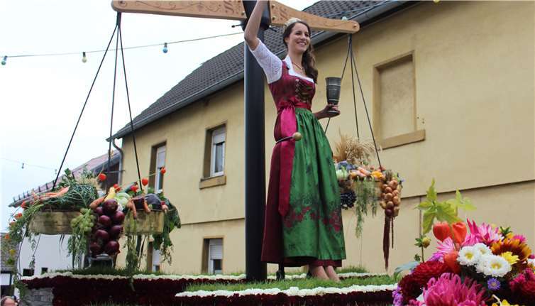 Vor riesigen, mit Obst und Gemüse schwer gefüllten Waagschalen stand Nina I. und grüßte ihr weinseliges Völkchen.