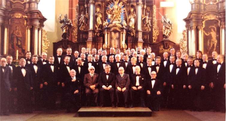 Vor rund 40 Jahren war die „Liedertafel“, fast 60 Sänger stark,bei Kirchenkonzerten auf dem Zenit ihrer Entwicklung. Fotos: FA