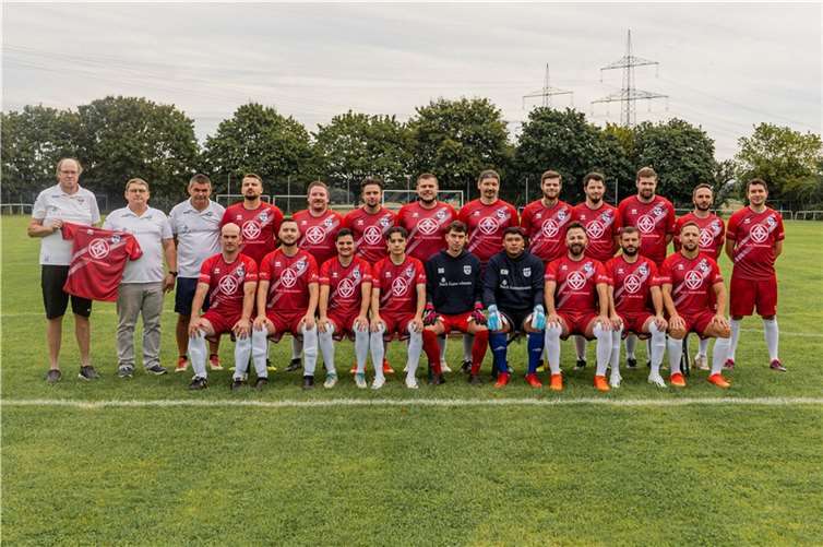 Vor rund zwei Wochen war es soweit - im Rahmen des Heimspiels gegen die SG Kempenich überreichte Wolfgang Hammelmann, Inhaber des Meisterbetriebes Stuck Hammelmann aus Remagen, der Mannschaft einen komplett neuen Trikotsatz! Foto: privat