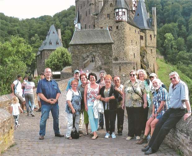 Vor schöner Hintergrundkulisse: Die VdKler und Gäste an der Burg Eltz. privat