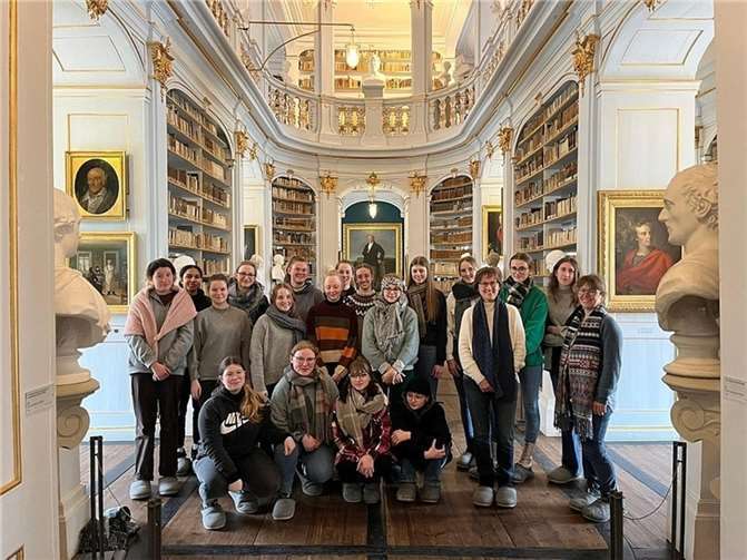 Vor traumhafter Kulisse der Anna Amalia Bibliothek.  Foto: SMS