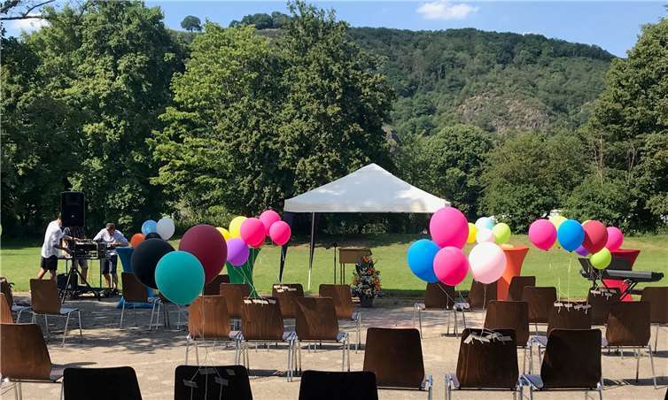 Vor traumhafter Kulisse der Erpeler Ley verabschiedete die Schulgemeinschaft der IGS Remagen 107 Entlassschüler. Fotos: Sandra Rosa