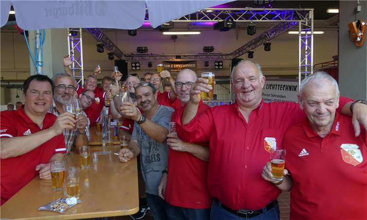 Vor und in der Feuerwehrunterkunft feierten die Besucher mit den Gastgebern ein tolles Fest.Fotos: TE