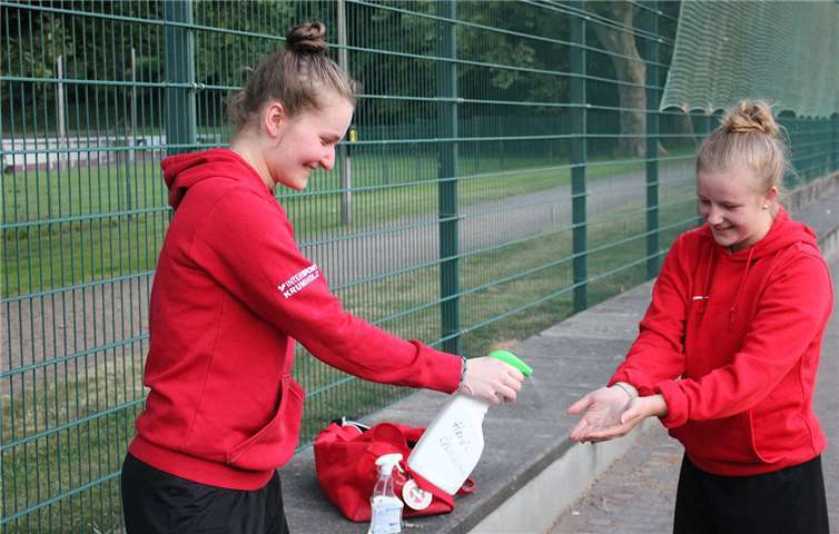 Vor und nach dem Spiel müssen sich die Spielerinnen die Hände desinfizieren. Fotos: Martin Brandt