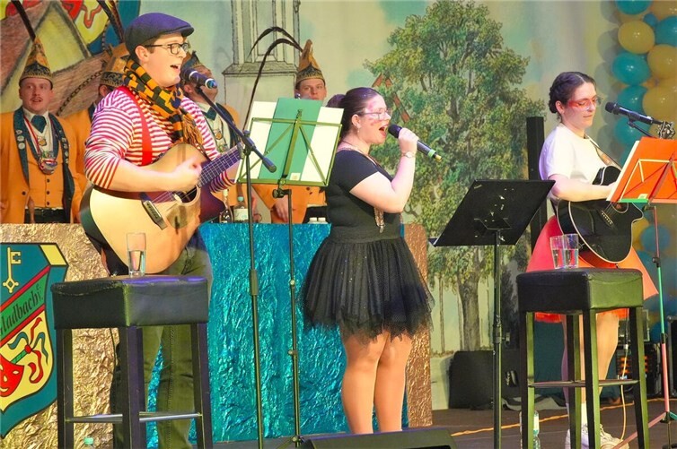 Vor und nach der Halbzeitpause brachte das Gesangs-Trio Paul Fink, Nele Pörzgen ...