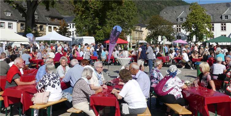 Vor und nach der dem offiziellen Startschuss tummelten sich viele Hundert Marktbesucher auf dem Endertplatz.