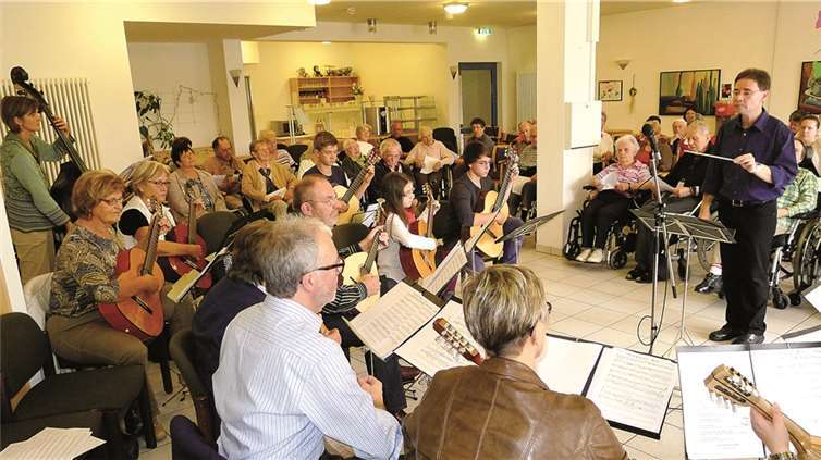 Vor voll besetzten Stühlen im Seniorenzentrum St. Peter präsentierte der Mandolinenclub 1920 Mühlheim-Kärlich ein Programm mit bekannten Volks- und Wanderliedern, die vom Publikum gerne mitgesungen wurden. privat