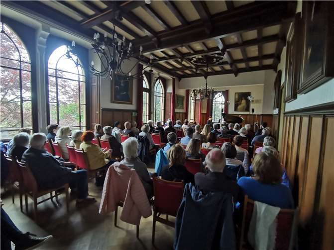 Vor vollem Haus interpretierte der bekannte Sinziger Musiker Holger Queck zeitlose Klassiker aus Swing, Pop und Rock.  Foto: Stadtverwaltung Sinzig